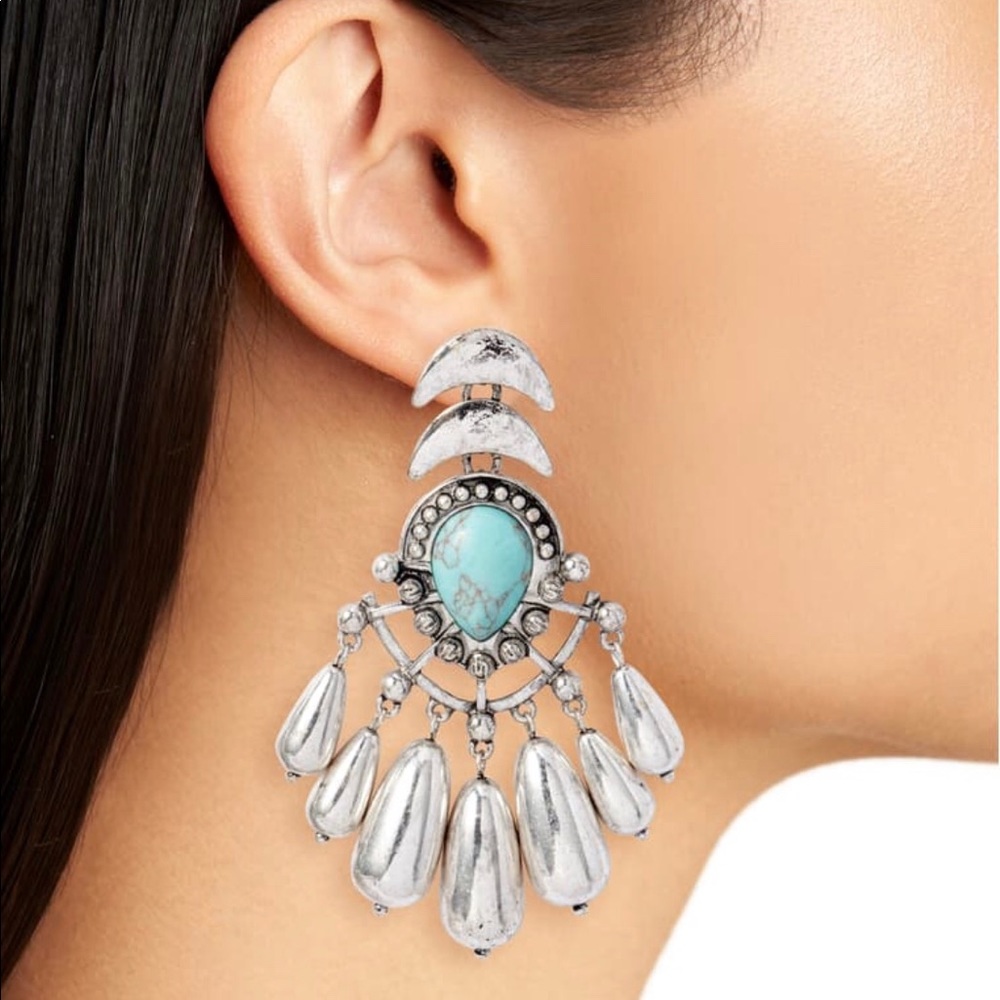 Gia Statement Earrings
DLNLX BY DYLANLEX